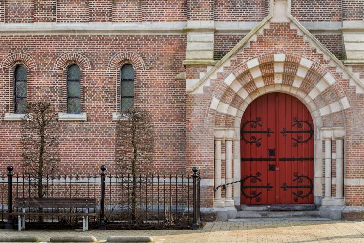 restauratie_exterieur_kerk_peulis_inkomportaal_schilderwerk